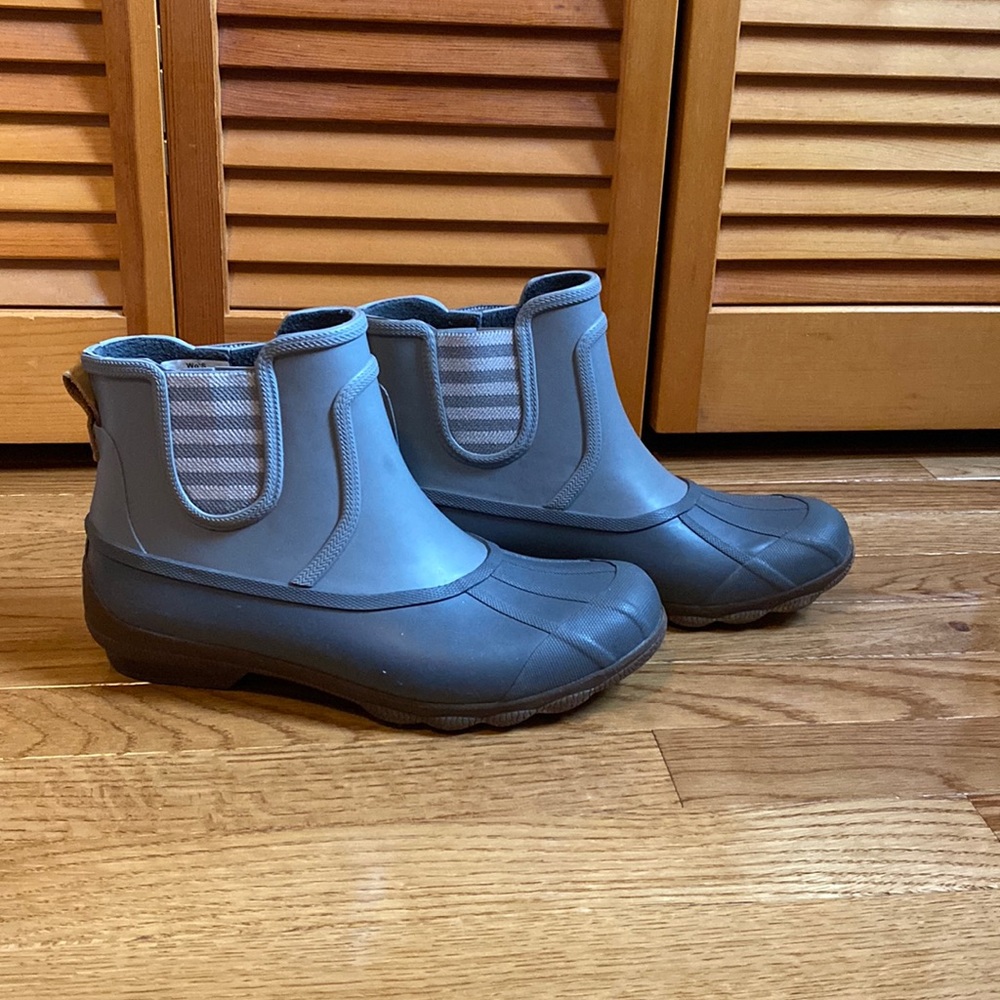 SIZE 8 SPERRY RAIN BOOTS!